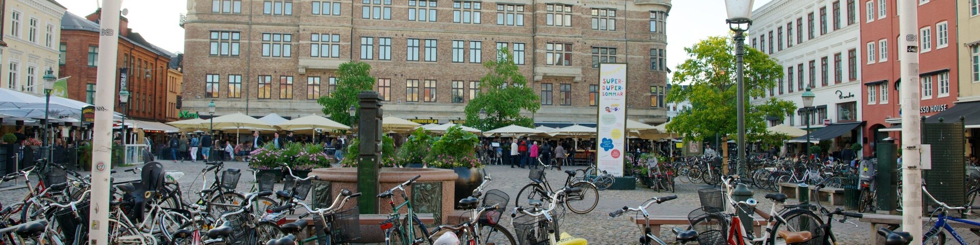 Lilla Torg showing a square or plaza, cycling and a city