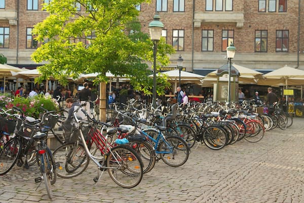 Lilla Torg which includes a city, a square or plaza and café scenes