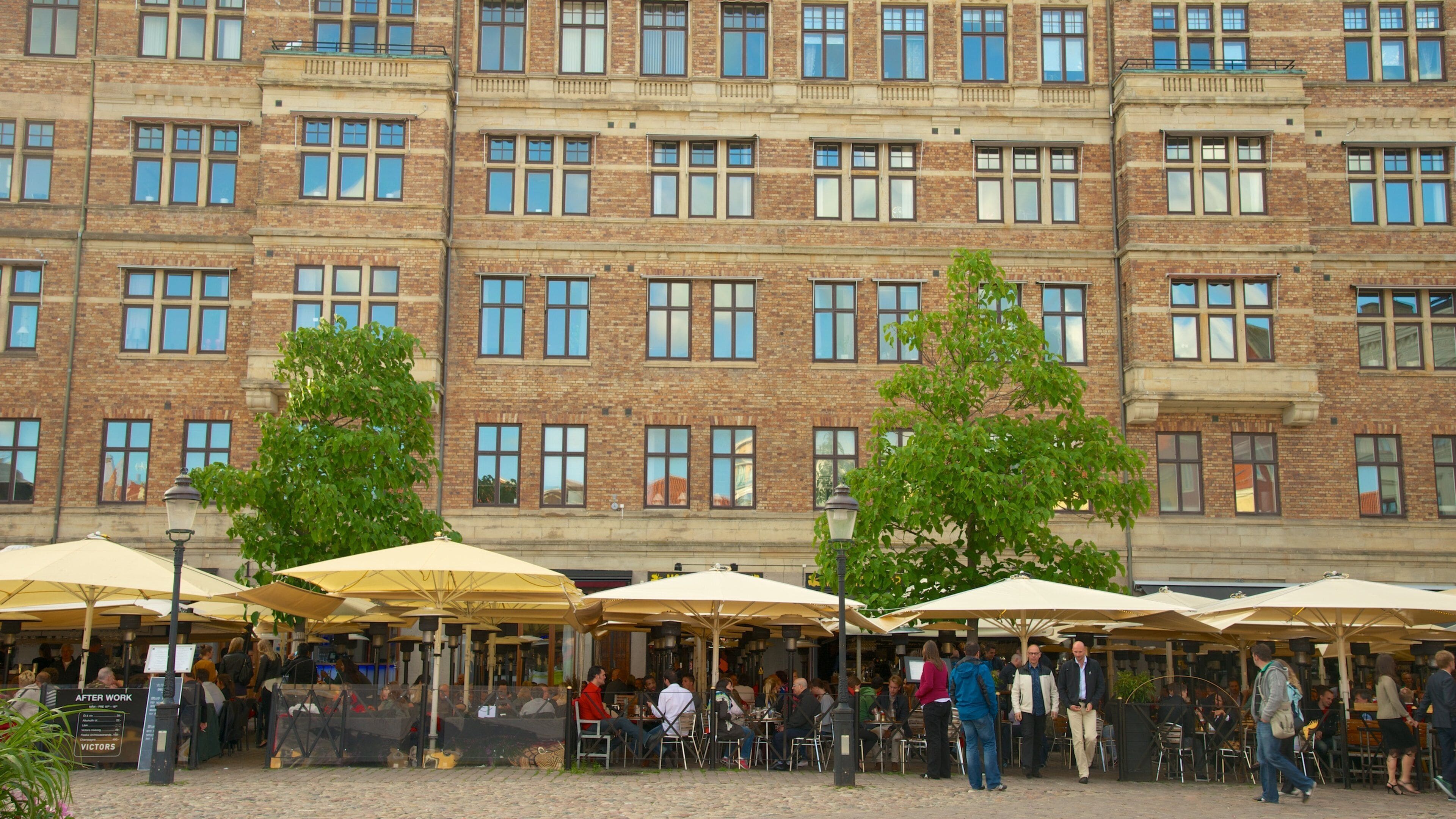 Lilla Torg showing a city, cafe scenes and street scenes