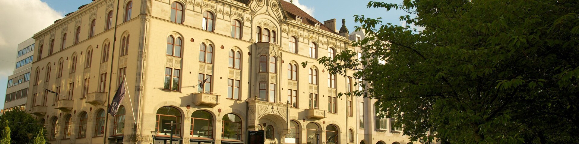 Gustav Adolf Square showing a city, street scenes and heritage architecture