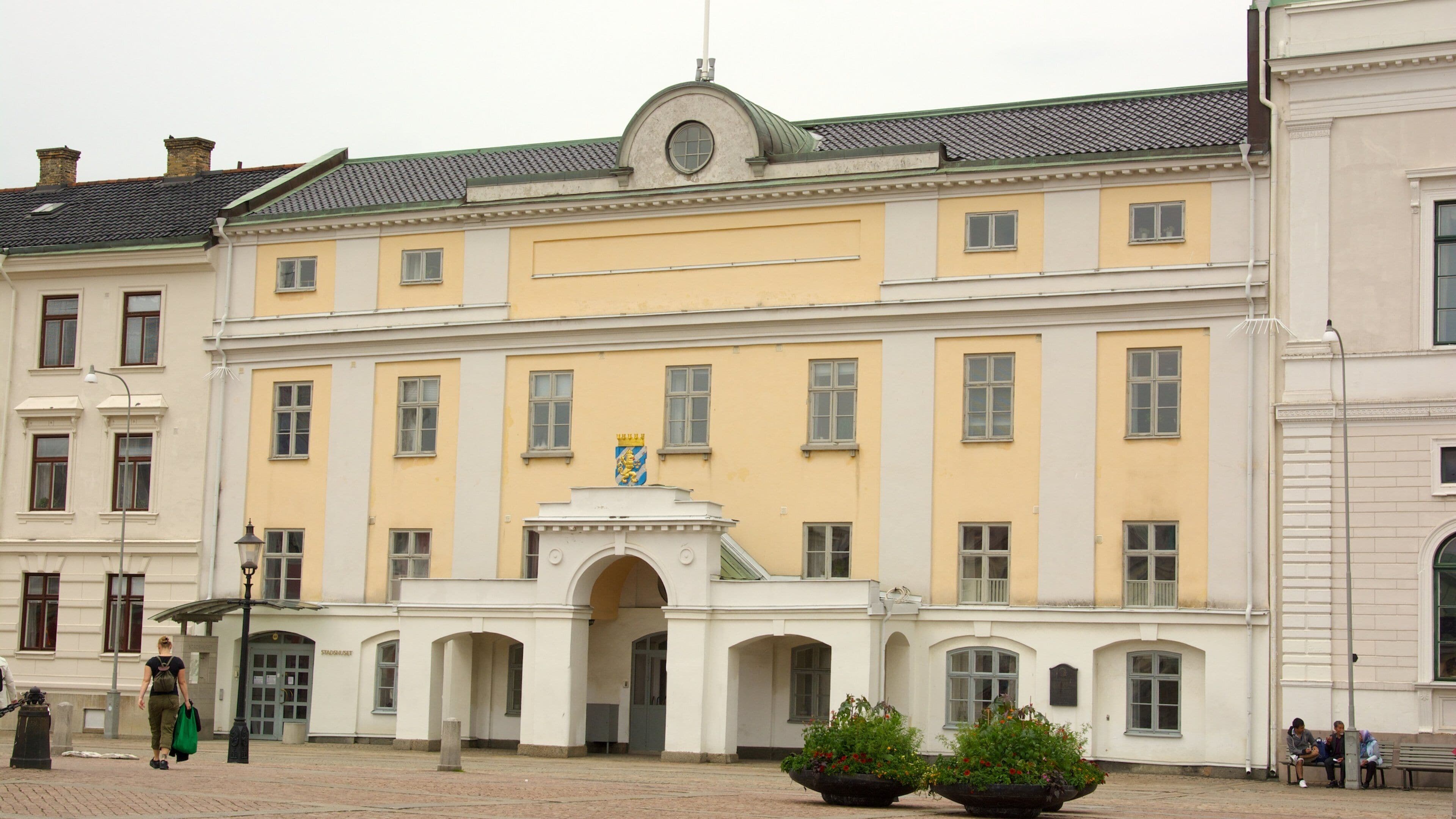 Gustav Adolfs torg og byder på en by, historiske bygningsværker og en plads eller et torv