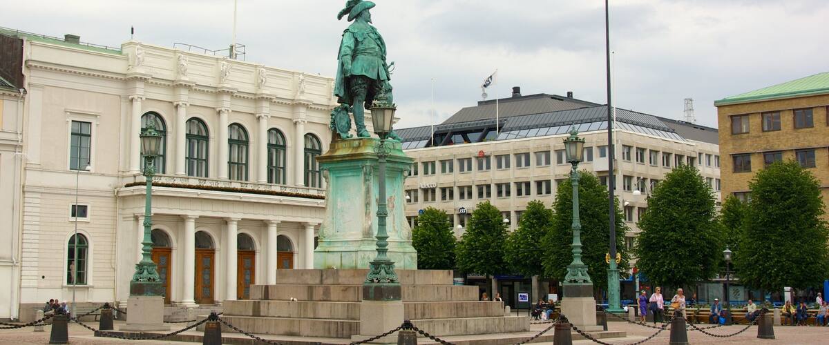 Gustav Adolf Square showing a city, a monument and a square or plaza