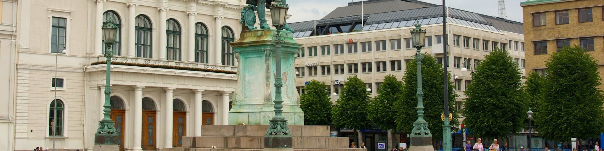 Gustav Adolf Square showing a city, a monument and a square or plaza