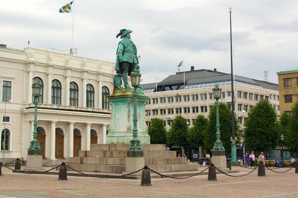 Gustav Adolf Square which includes a statue or sculpture, a square or plaza and an administrative building