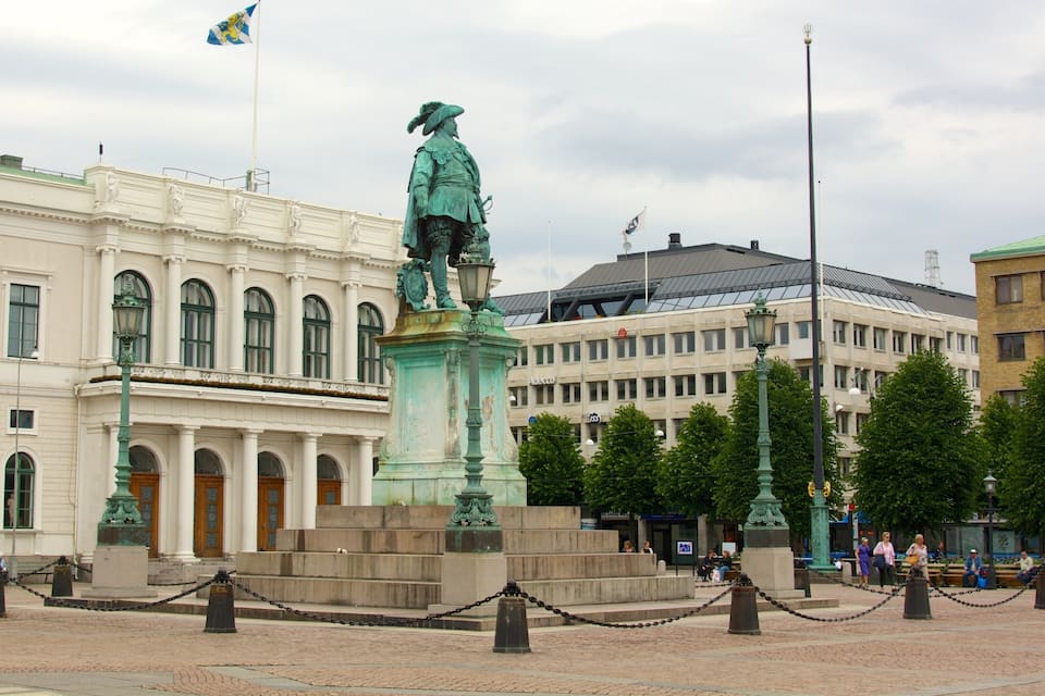 Aukion keskellä oleva patsas, jonka taustalla näkyy rakennus.