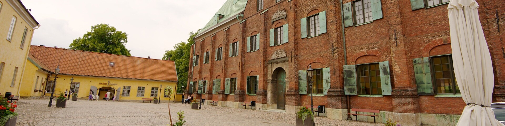 Kronhuset ofreciendo elementos patrimoniales y una plaza