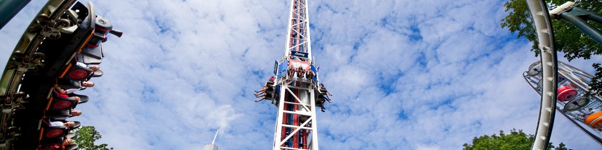 Parque de atracciones Liseberg mostrando atracciones