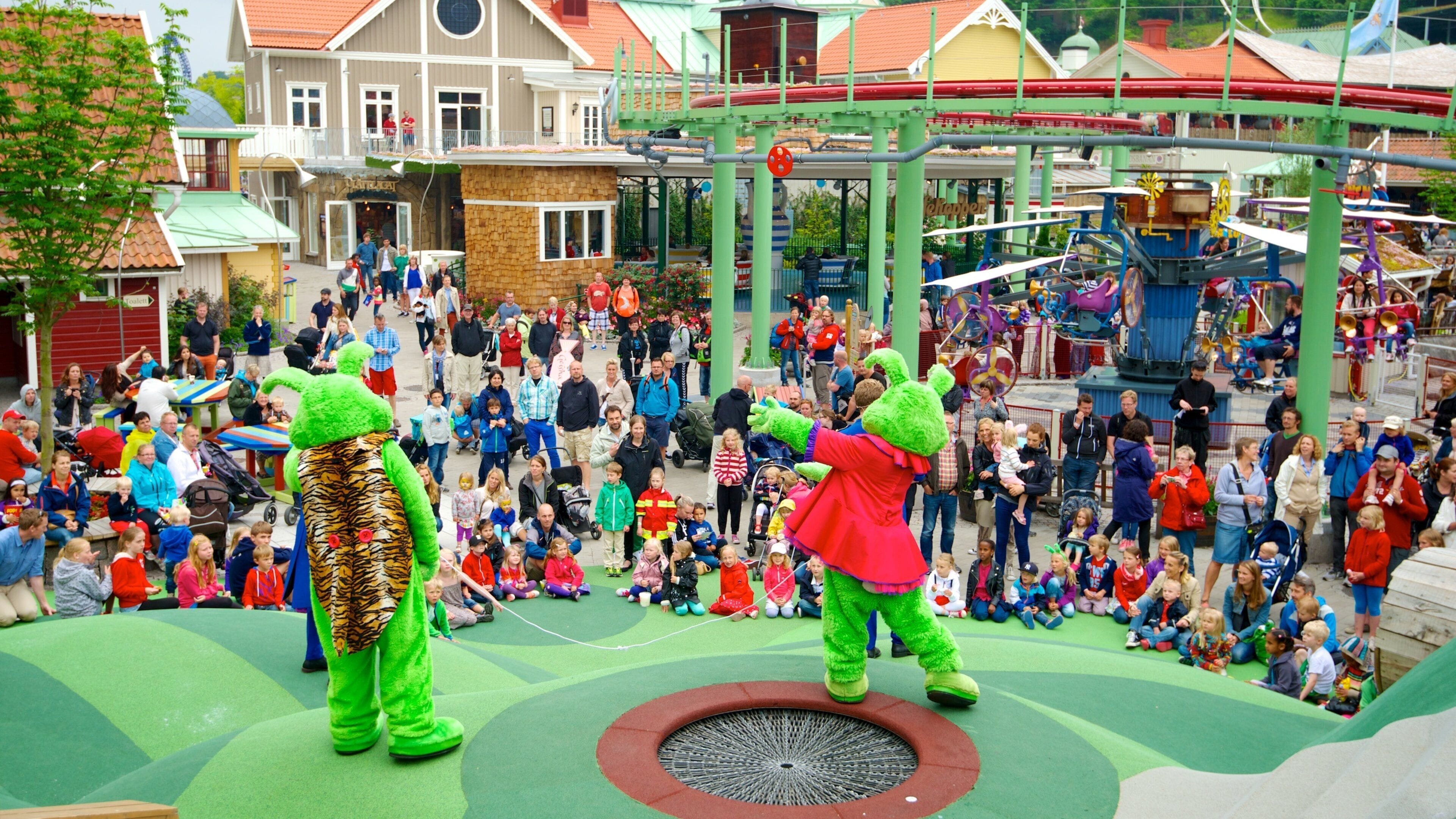 里瑟本遊樂園 设有 表演藝術 和 騎乘 以及 大群人