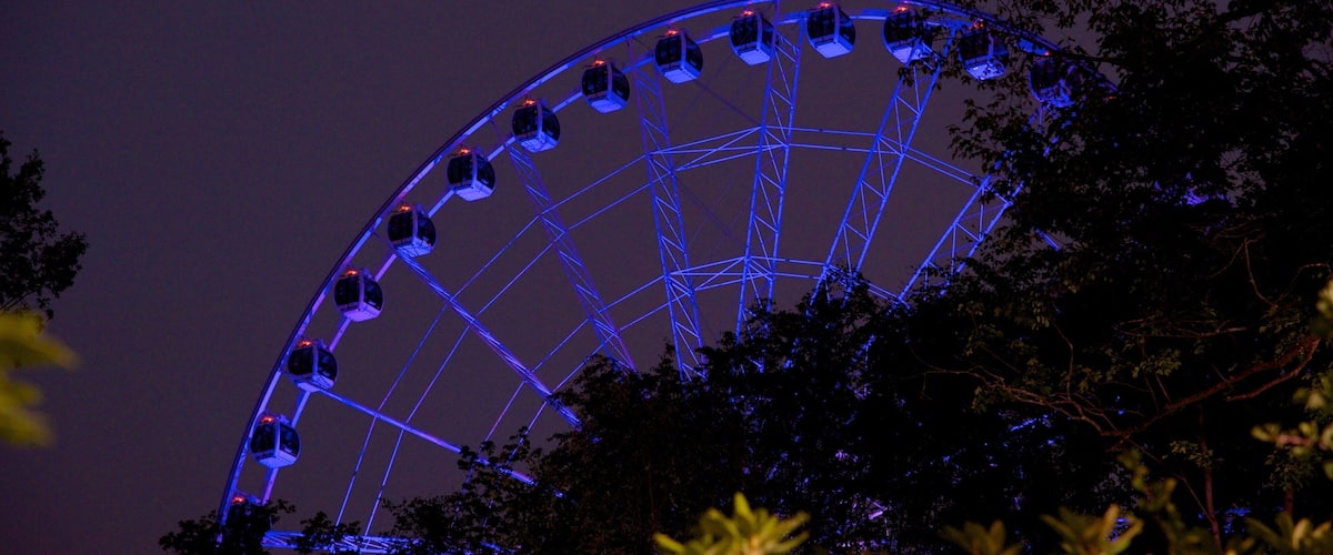 Parque de atracciones Liseberg mostrando escenas nocturnas y atracciones
