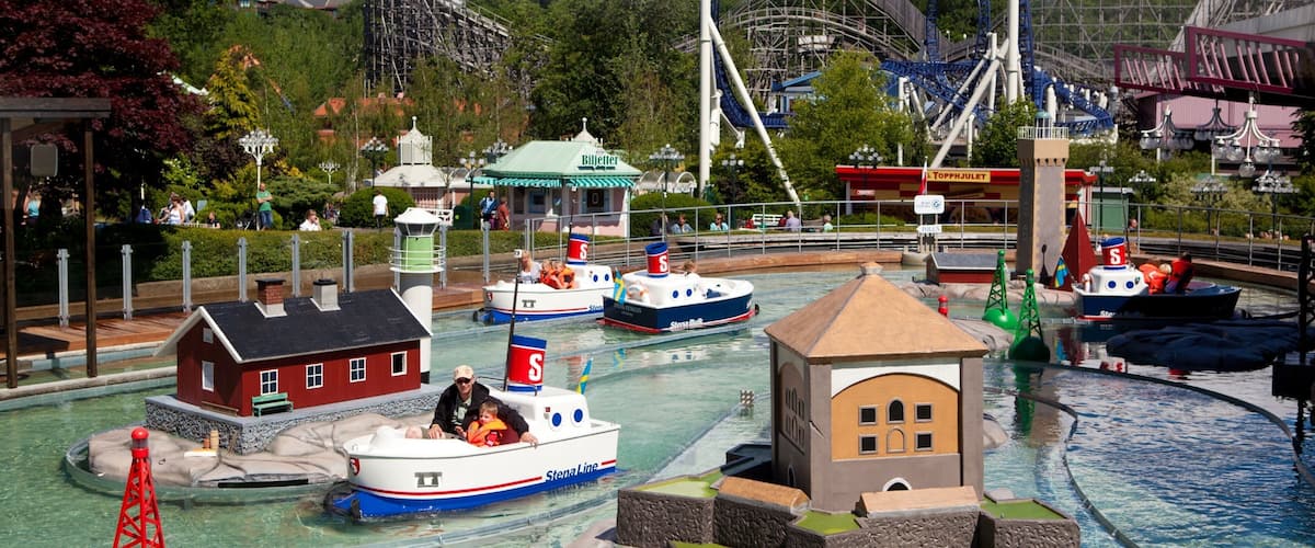 Liseberg som visar en pool, ett äventyrsbad och åkattraktioner