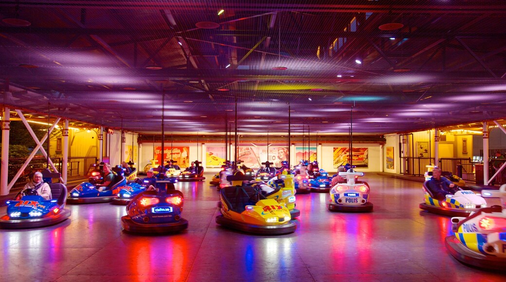 Parque de atracciones Liseberg mostrando vistas interiores, escenas nocturnas y paseos