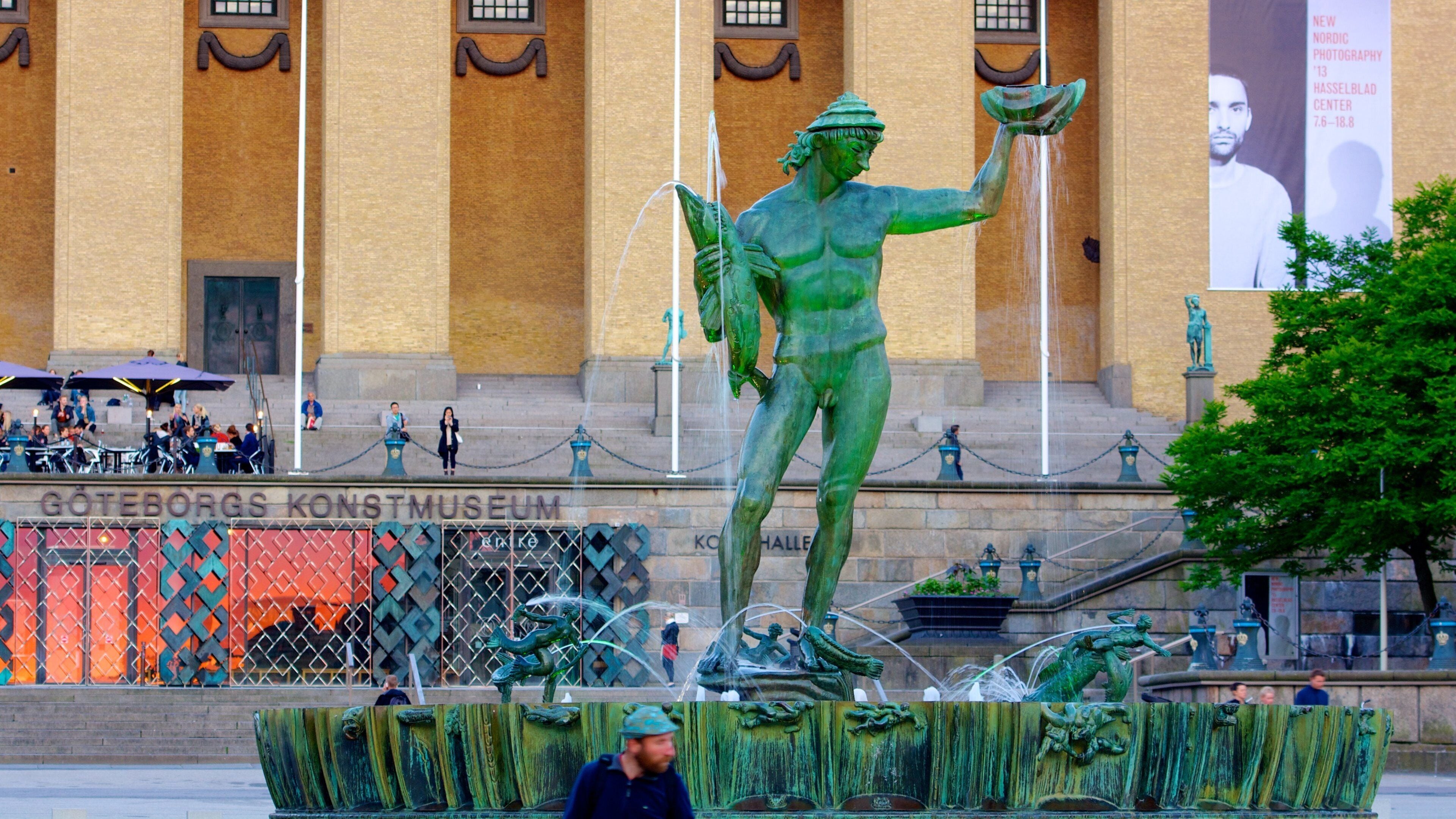 Poseidon-statyn som visar en fontän, ett torg och en staty eller skulptur
