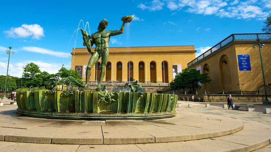 Standbeeld van Poseidon toont een plein, een standbeeld of beeldhouwwerk en een fontein