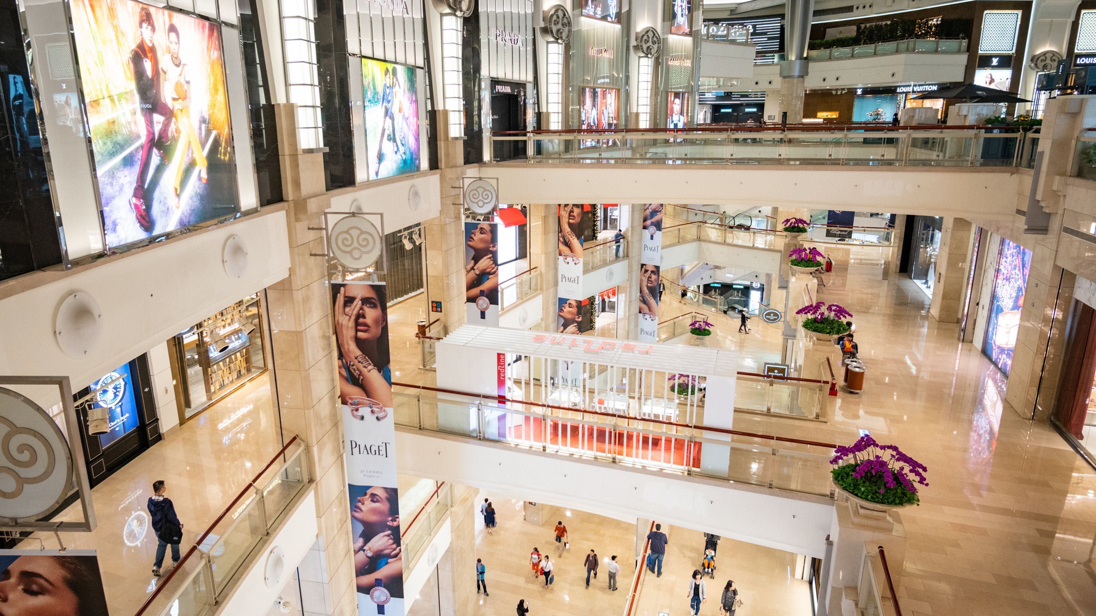 Taipei 101 featuring shopping and interior views
