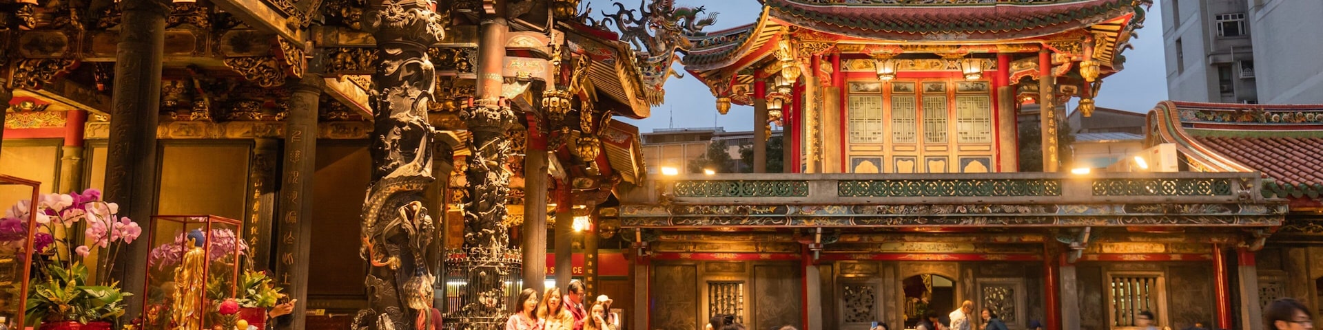 Lungshan Temple which includes a temple or place of worship, street scenes and heritage architecture