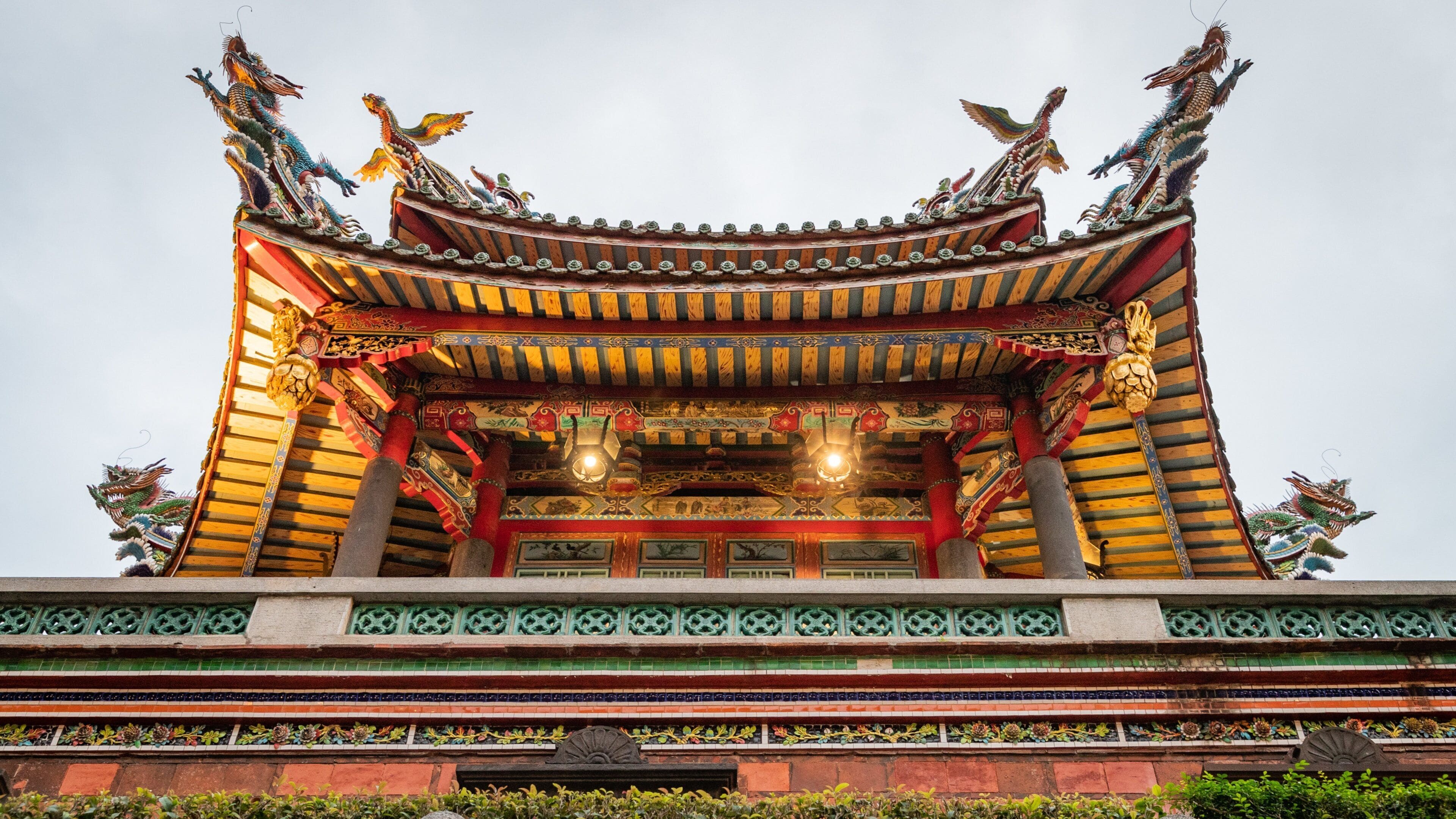 Lungshan Temple showing a temple or place of worship and heritage elements