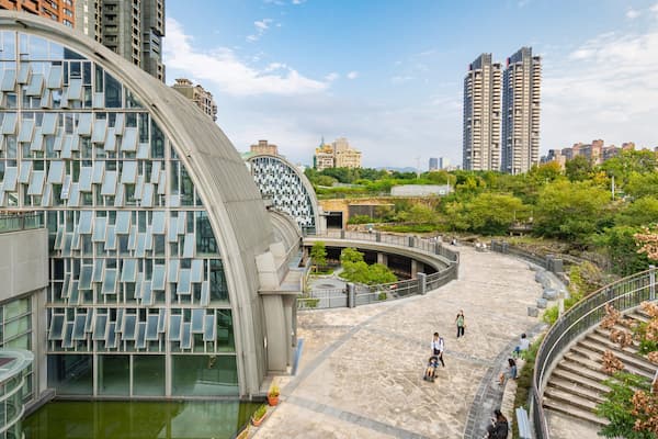 Daan Forest Park showing a garden