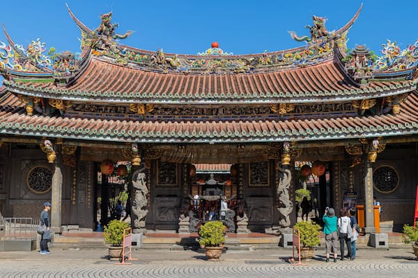 Ein traditioneller Tempel mit aufwendigen Dächern und Statuen.