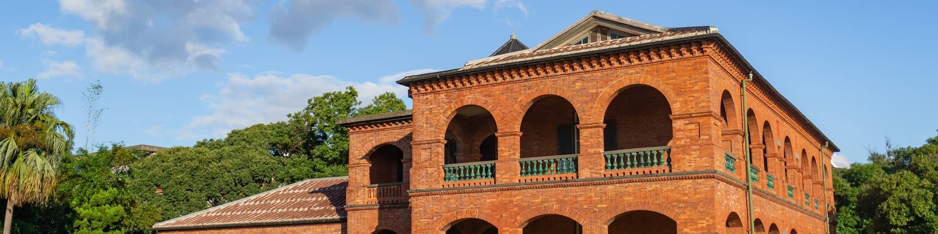 Un gran edificio de ladrillo con múltiples arcos y una cúpula.