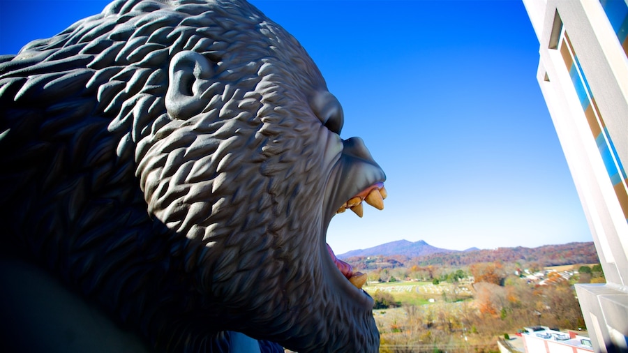 Hollywood Wax Museum showing outdoor art