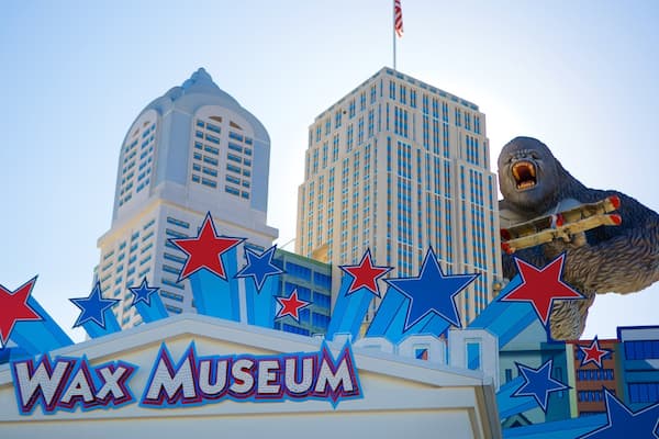 Museu de Cera de Hollywood mostrando sinalização