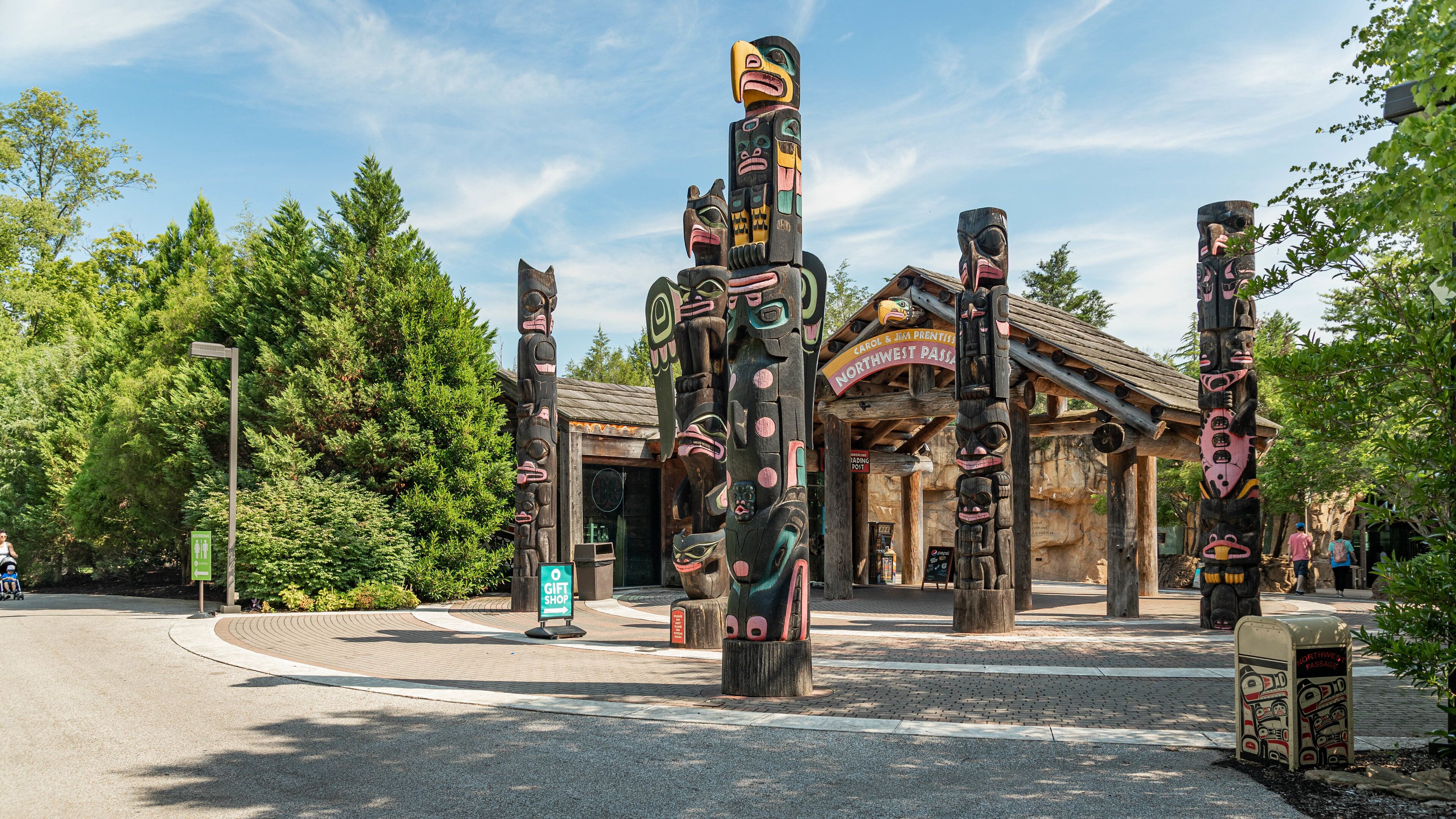 Memphis Zoo featuring outdoor art and indigenous culture