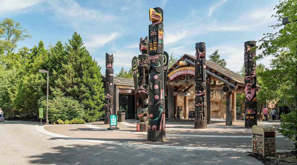 Memphis Zoo featuring outdoor art and indigenous culture