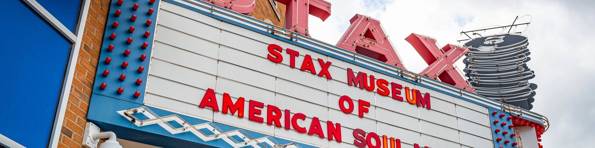 Un cartel de cine con las palabras "STAX MUSEUM OF AMERICAN SOUL MUSIC" en letras rojas.