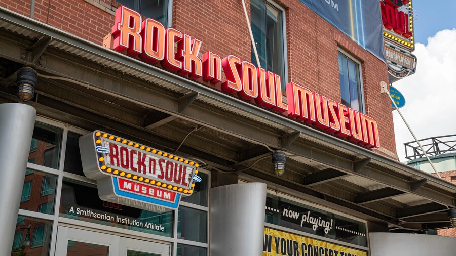 Memphis Rock \'n\' Soul Museum which includes signage