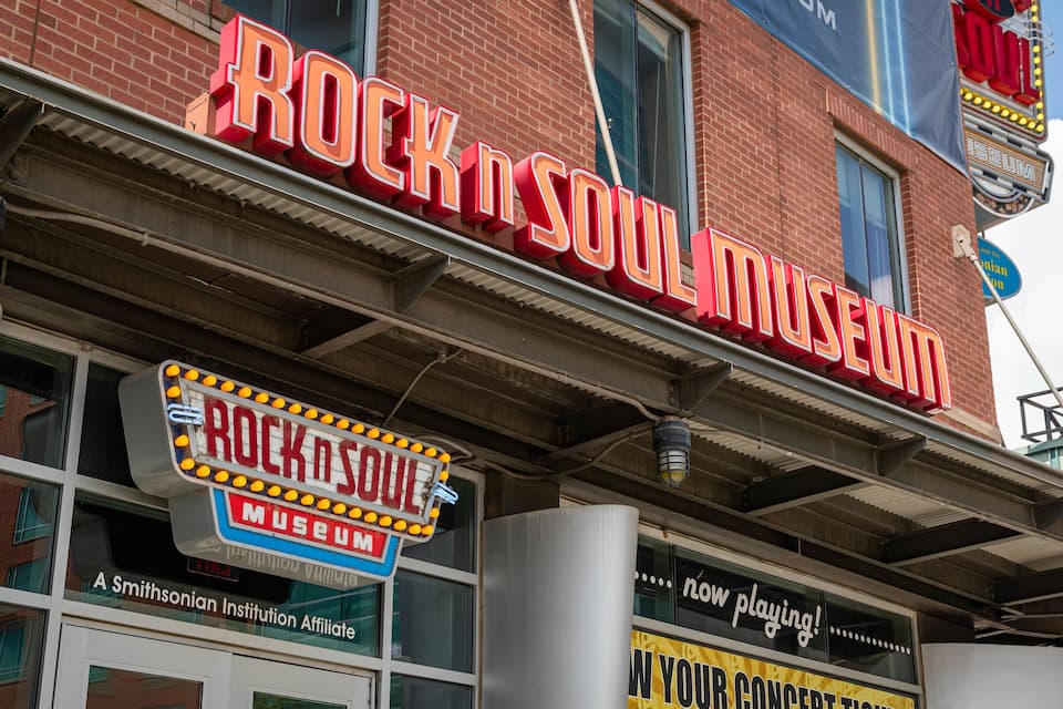 Exterior del Museu Rock n Soul amb la seva destacada senyalització.