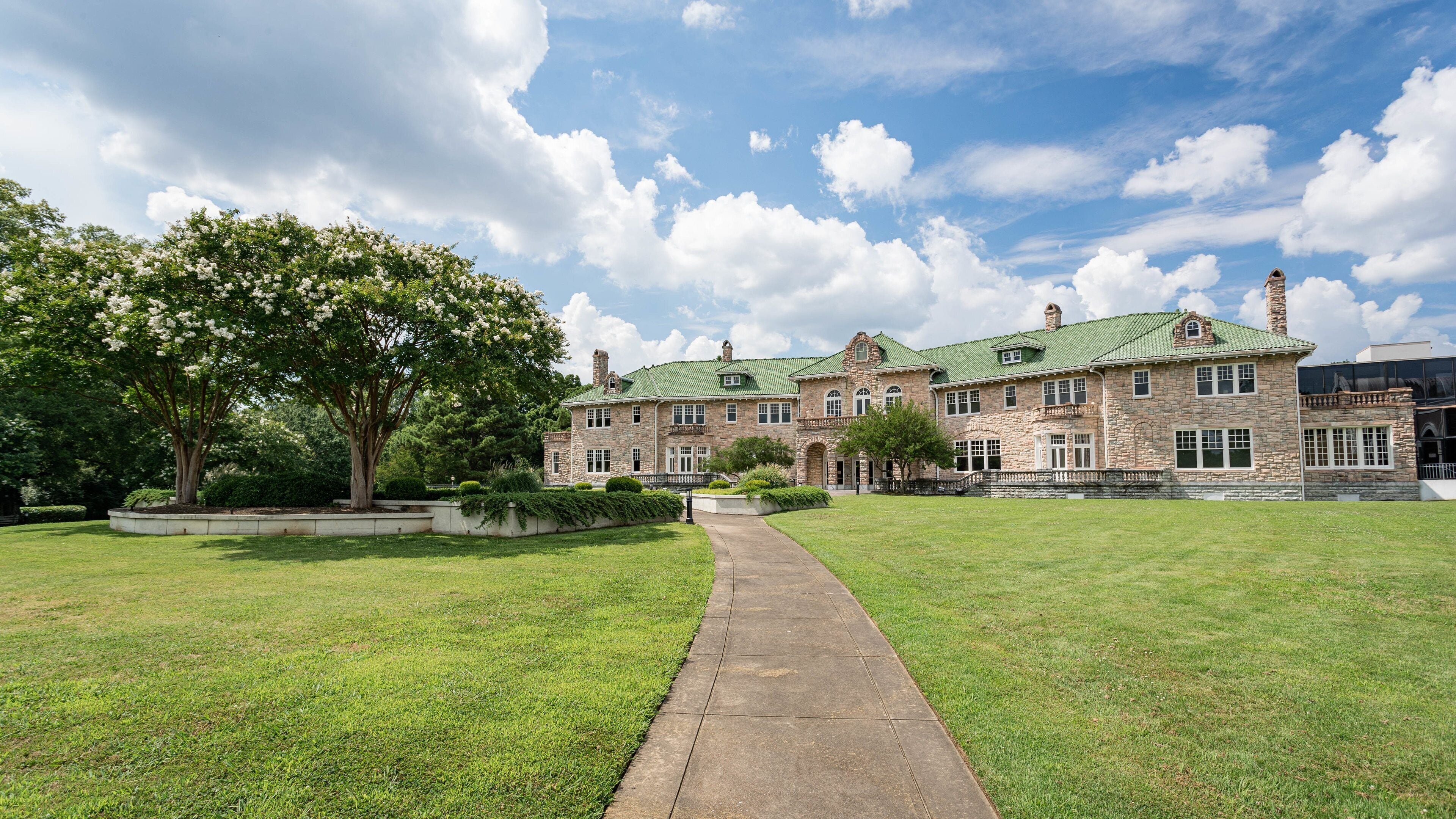 Memphis Museum of Science & History showing a house