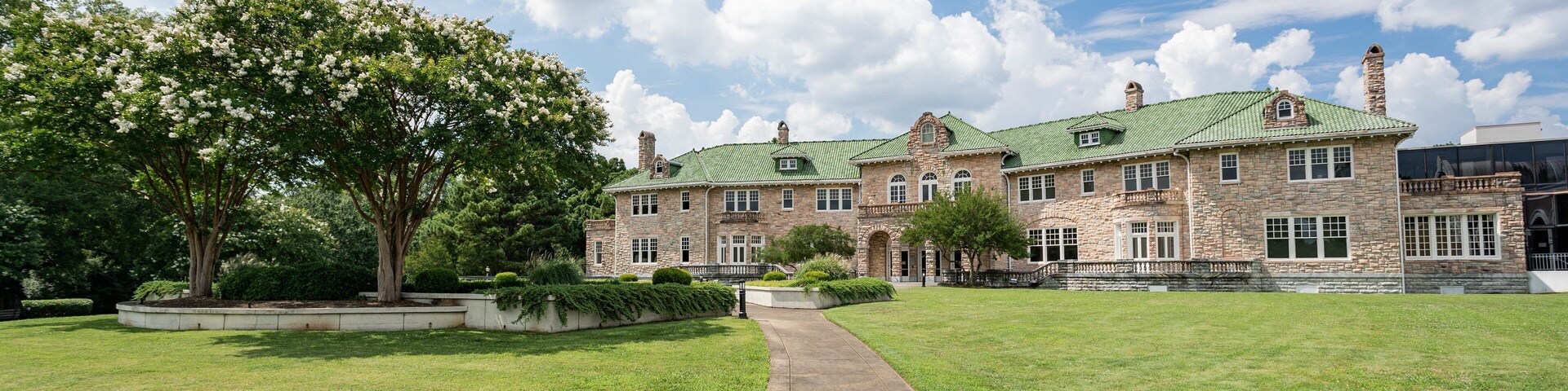 Memphis Museum of Science & History showing a house
