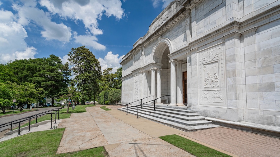 Memphis Brooks Museum of Art which includes heritage architecture