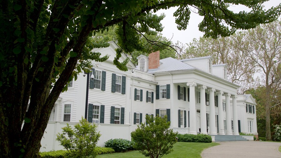 Drumthwacket showing a house, a park and heritage elements