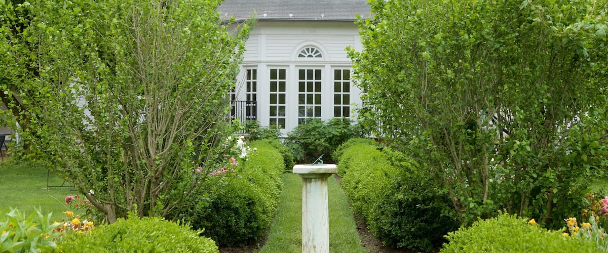 Morven toont een tuin, een huis en bloemen