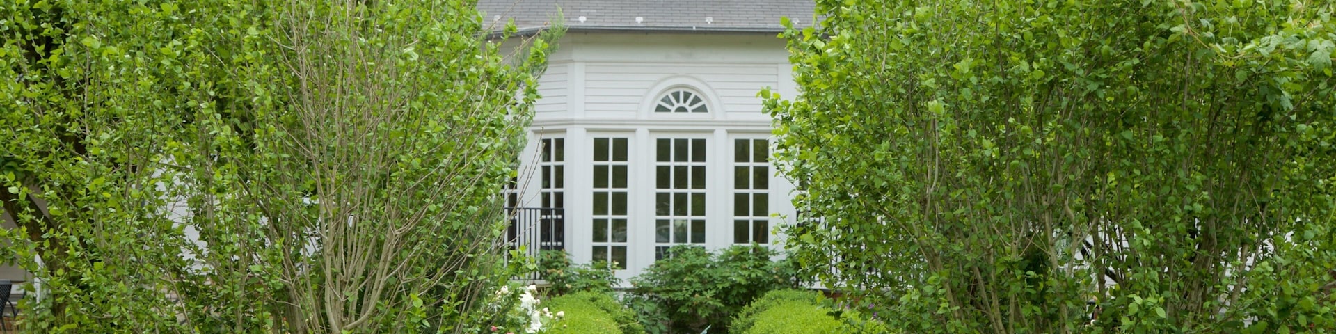 Morven mostrando flores, una casa y un jardín