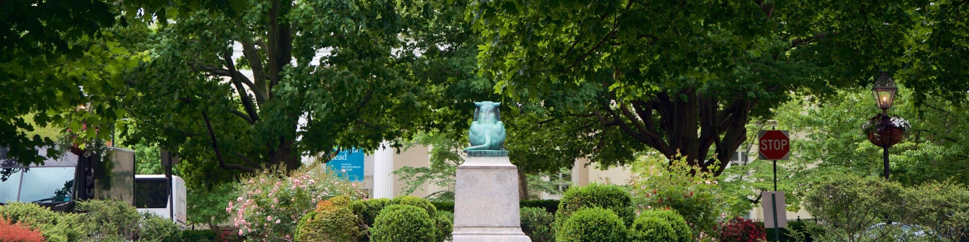 Palmer Square caracterizando arte ao ar livre e um jardim