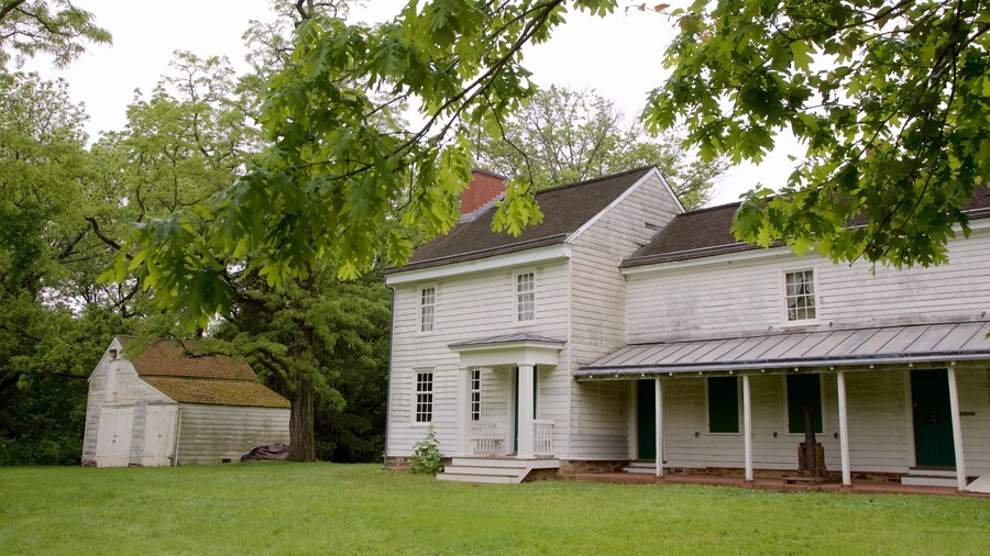 Princeton Battlefield State Park showing a house and heritage elements