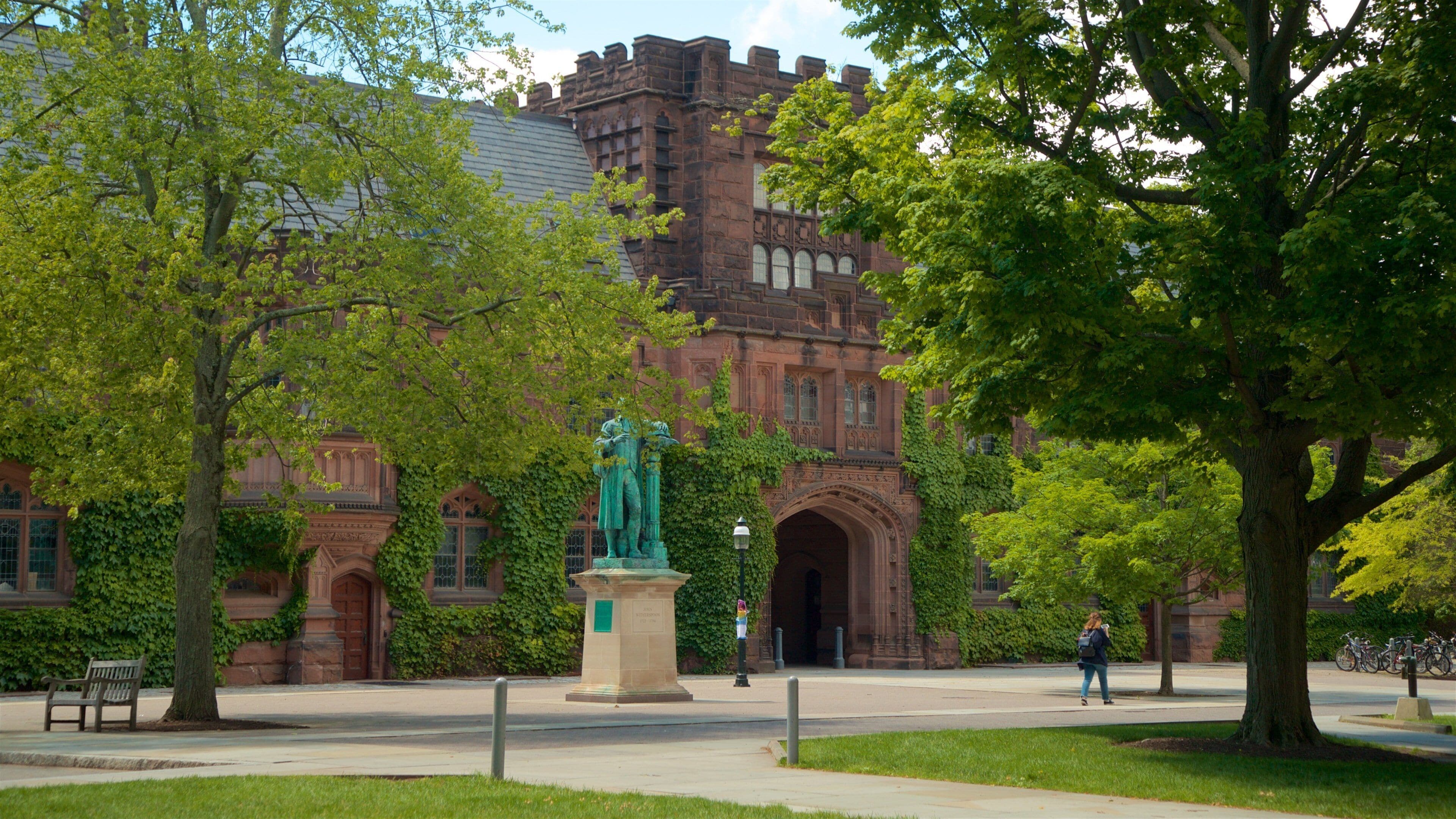Université de Princeton mettant en vedette statue ou sculpture, patrimoine architectural et jardin