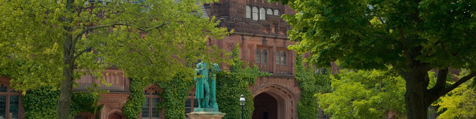 Universidad de Princeton que incluye jardín, arquitectura patrimonial y una estatua o escultura