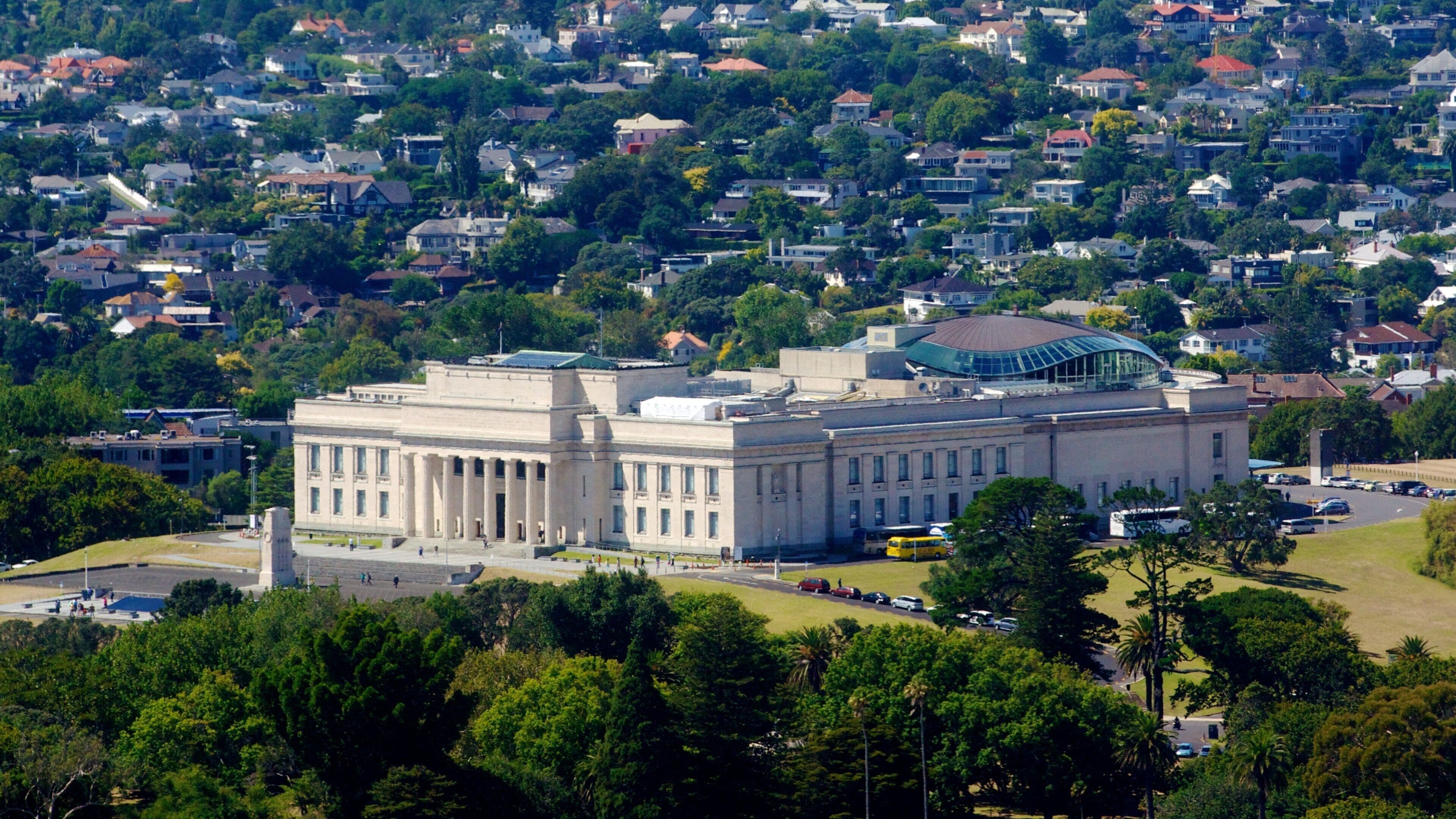 Auckland War Memorial Museum showing a memorial and a city