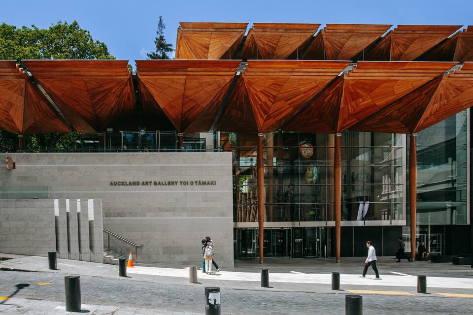 La Galeria d'Art d'Auckland Toi o Tei amb un sostre de fusta distintiu i una façana moderna de vidre.