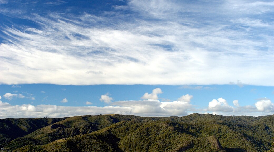 Waitakere Ranges fasiliteter samt fjell