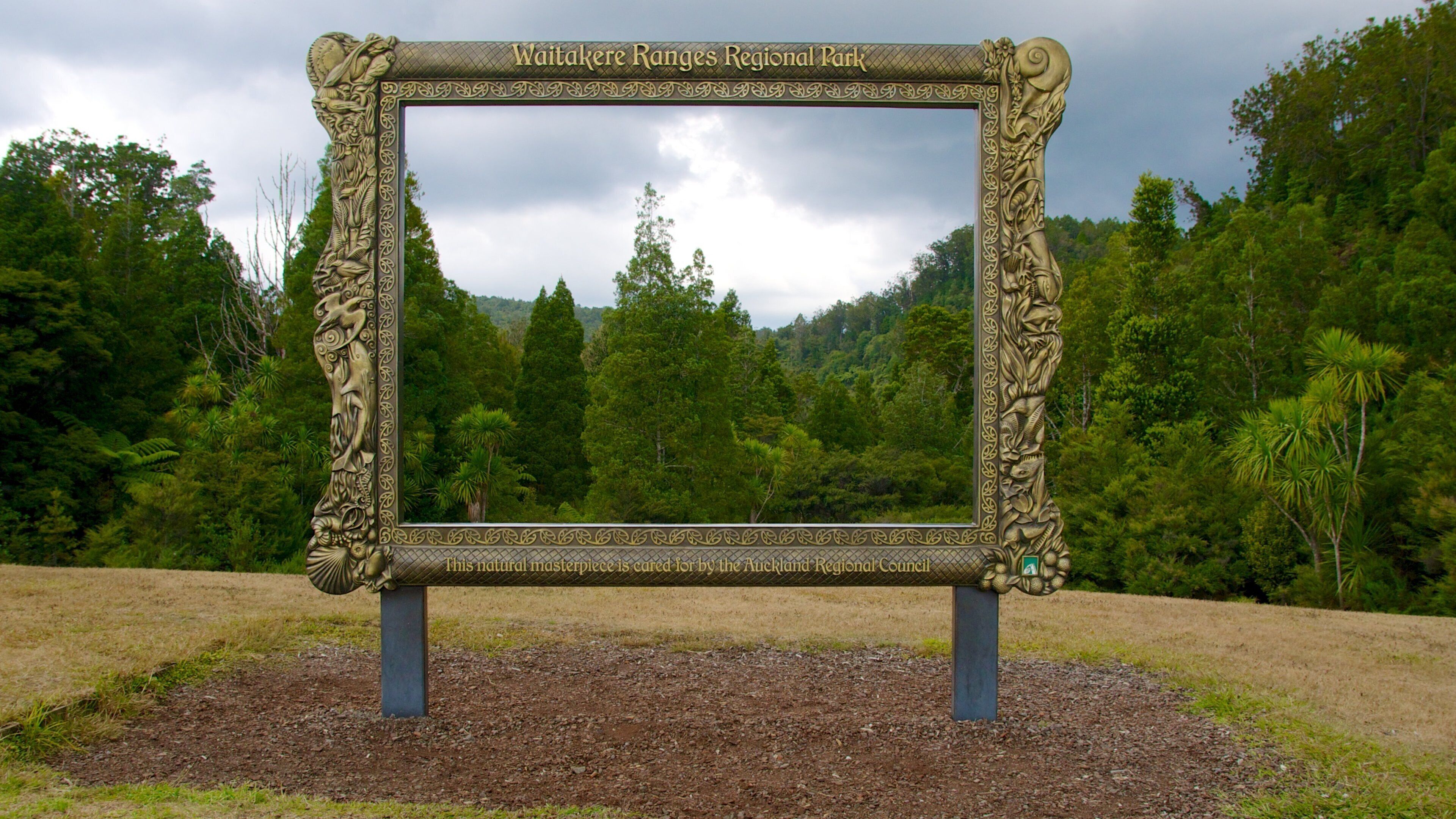Waitakere Ranges som viser landskap og utendørs kunst