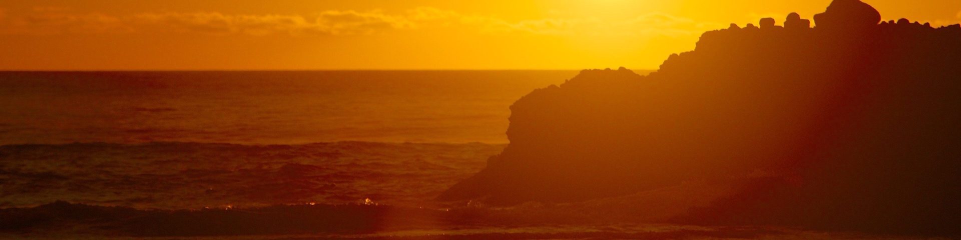 Piha Beach mettant en vedette vues littorales et coucher de soleil