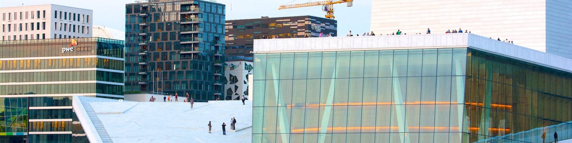 Opéra d\'Oslo montrant ville, scÚnes de théùtre et architecture moderne