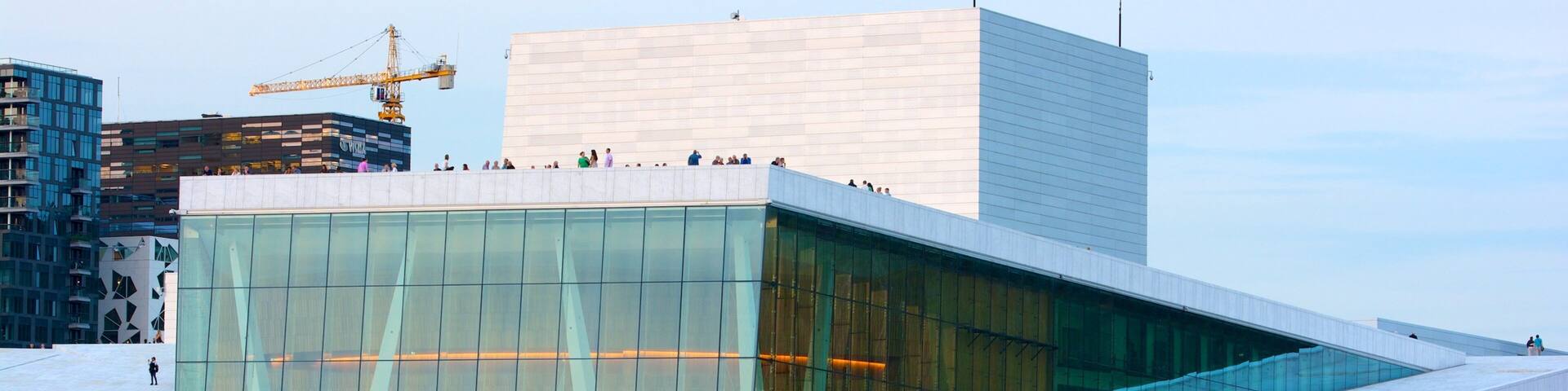 Oslos operahus som inkluderar teaterscener och modern arkitektur