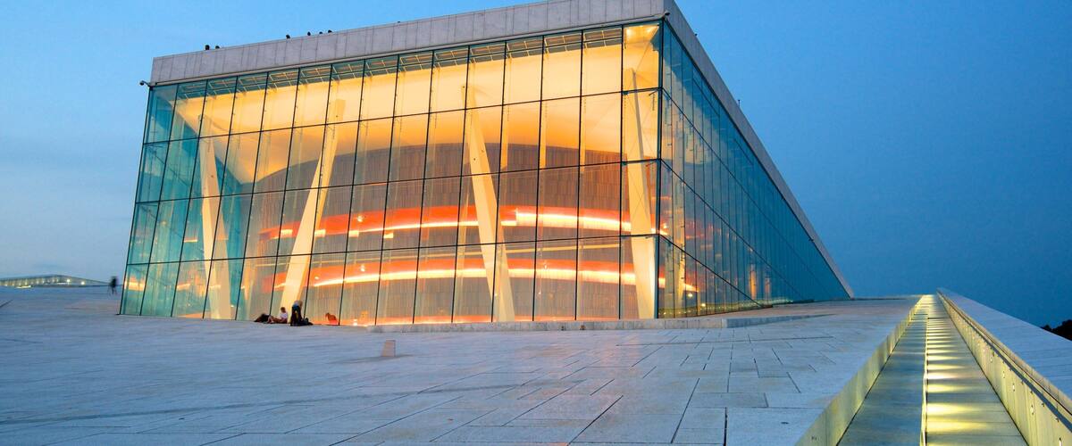 Teatro de la ópera de Oslo mostrando escenas de teatro, escenas nocturnas y arquitectura moderna