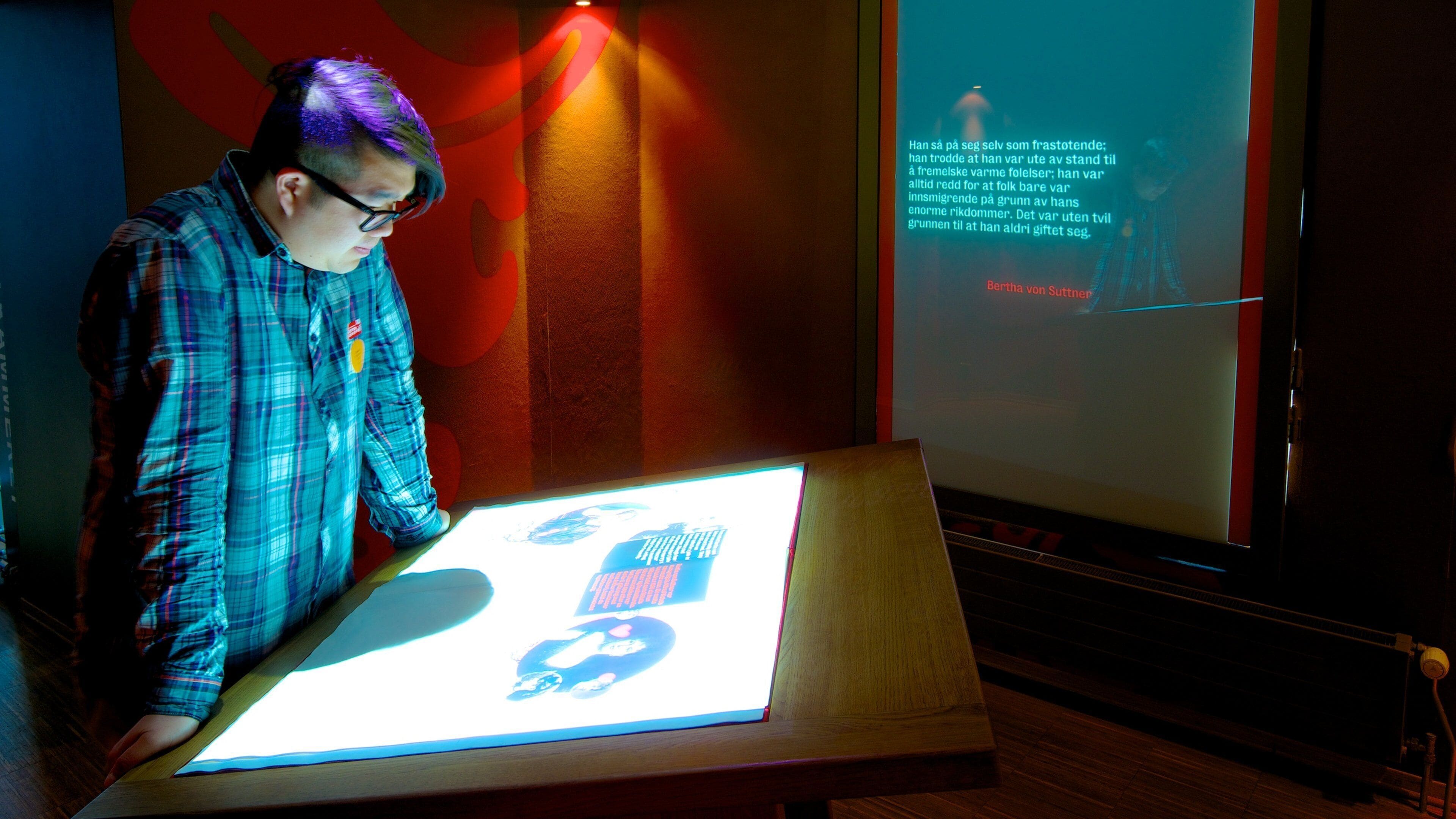 Nobel Peace Center caracterizando vistas internas assim como um homem sozinho