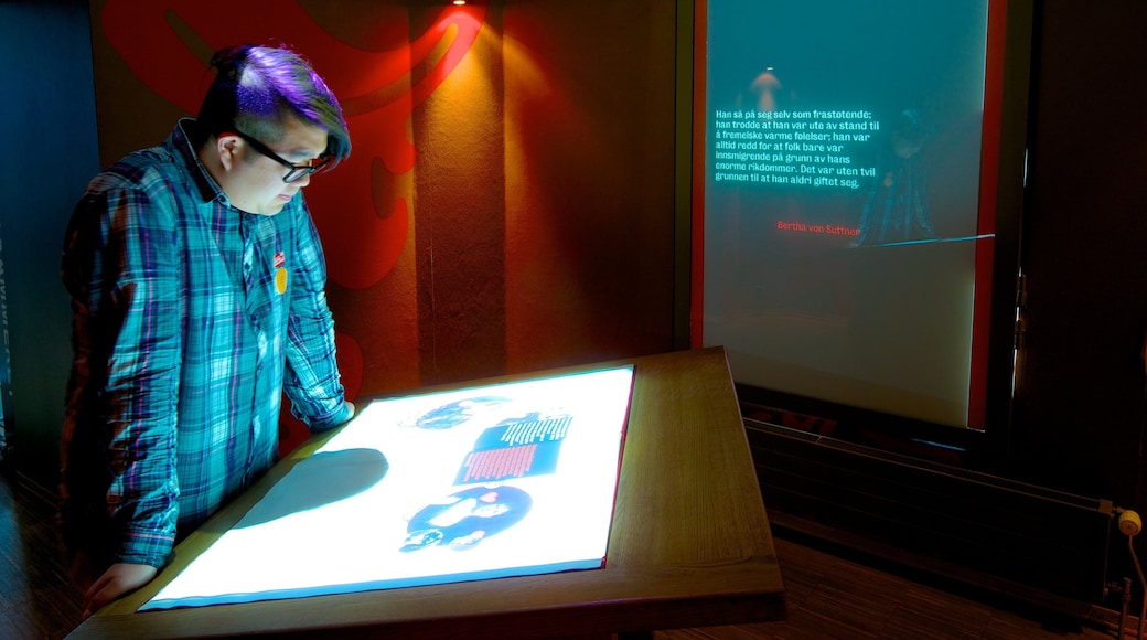 Nobel Peace Center caracterizando vistas internas assim como um homem sozinho